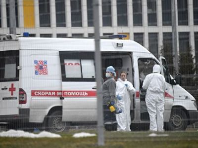Сотрудники скорой помощи надевают защитные костюмы на территории больничного комплекса в Коммунарке. Фото: Илья Питалев / РИА Новости Сотрудники скорой помощи надевают защитные костюмы на территории больничного комплекса в Коммунарке. Фото: Илья Питалев / РИА Новости