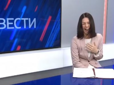 Телеведущая ГТРК "Камчатка" Александра Новикова во время записи эфира. Скриншот: Коктейль Молотова / youtube.com Телеведущая ГТРК "Камчатка" Александра Новикова во время записи эфира. Скриншот: Коктейль Молотова / youtube.com