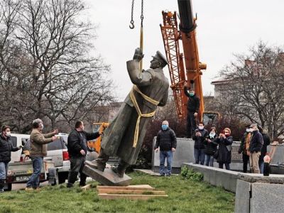 Демонтаж памятника советскому маршалу Ивану Коневу в Праге. Фото: Cihla Radek/Global Look Press
