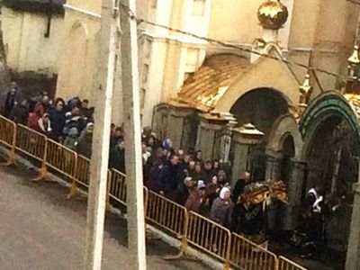 Народ в Страстную пятницу. Фото: Сергей Горчаков, Каспаров.Ru Народ в Страстную пятницу. Фото: Сергей Горчаков, Каспаров.Ru