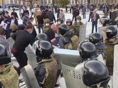 Волнения во Владикавказе, 20.04.20. Фото: teletype.in/@mislinemisli Волнения во Владикавказе, 20.04.20. Фото: teletype.in/@mislinemisli