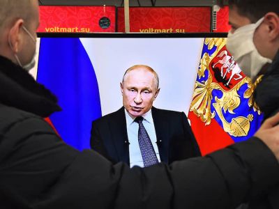 Покупатели в магазине бытовой техники слушают обращение президента Владимира Путина к нации. Фото: Виктор Коротаев / Коммерсант Покупатели в магазине бытовой техники слушают обращение президента Владимира Путина к нации. Фото: Виктор Коротаев / Коммерсант