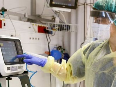 Врач работает с аппаратом ИВЛ. Фото: GETTY IMAGES Врач работает с аппаратом ИВЛ. Фото: GETTY IMAGES