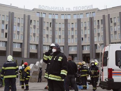 Пожарные у больницы Св. Георгия, Санкт-Петербург, 12.05.2020. Фото: paperpaper.ru Пожарные у больницы Св. Георгия, Санкт-Петербург, 12.05.2020. Фото: paperpaper.ru