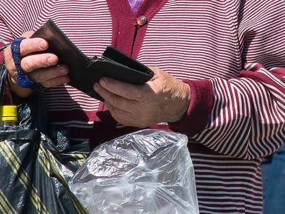 Пожилая женщина пересчитывает деньги в своем кошельке. Фото: Олег Харсеев/Коммерсант Пожилая женщина пересчитывает деньги в своем кошельке. Фото: Олег Харсеев/Коммерсант