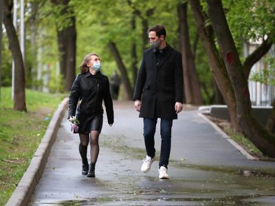 Прогулка в лицевых масках. Фото: Владимир Гердо / ТАСС Прогулка в лицевых масках. Фото: Владимир Гердо / ТАСС