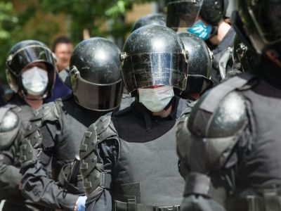 Задержания в Петербурге у здания суда, где огласили приговор Филинкову и Бояршинову. Фото: Елена Лукьянова / "Новая в Петербурге" Задержания в Петербурге у здания суда, где огласили приговор Филинкову и Бояршинову. Фото: Елена Лукьянова / "Новая в Петербурге"