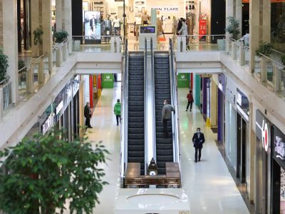 Открытие торговых центров после снятия ограничений, веденных из-а пандемии коронавируса. Фото: АГН "Москва" Открытие торговых центров после снятия ограничений, веденных из-а пандемии коронавируса. Фото: АГН "Москва"