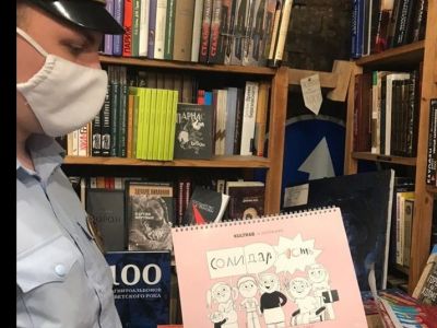Полицейские в книжном магазине "Ходасевич". Фото: Мария Черных Полицейские в книжном магазине "Ходасевич". Фото: Мария Черных