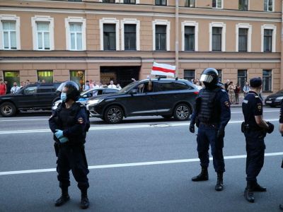 Росгвардия и очередь граждан Беларуси, голосующих в отделении посольства РБ в Санкт-Петербурге. Фото: Давид Френкель / Медиазона Росгвардия и очередь граждан Беларуси, голосующих в отделении посольства РБ в Санкт-Петербурге. Фото: Давид Френкель / Медиазона