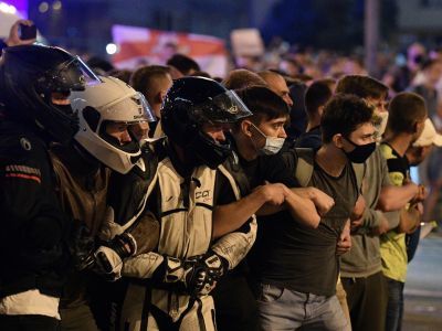 Многочисленные акции протеста начались в Беларуси после оглашения первых данных exit poll. Фото: Виктор Толочко / Sputnik/РИА Новости Многочисленные акции протеста начались в Беларуси после оглашения первых данных exit poll. Фото: Виктор Толочко / Sputnik/РИА Новости