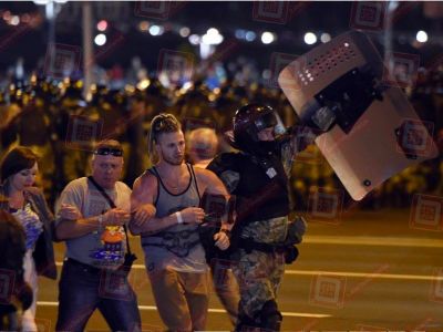 ОМОНовец, перешедший на сторону народа, Минск, ночь с 10 на 11.08.2020. Фото: Telegram-канал "Мая краiна Беларусь" ОМОНовец, перешедший на сторону народа, Минск, ночь с 10 на 11.08.2020. Фото: Telegram-канал "Мая краiна Беларусь"