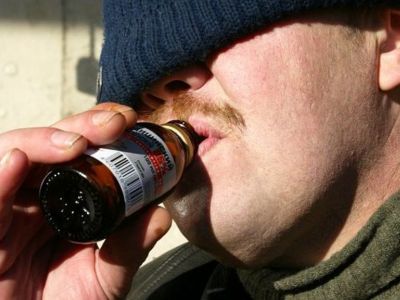 Мужчина пьет антисептический спирт на улице в центре Москвы 31 октября 2006 года. Фото: Thomas Peter / Reuters Мужчина пьет антисептический спирт на улице в центре Москвы 31 октября 2006 года. Фото: Thomas Peter / Reuters