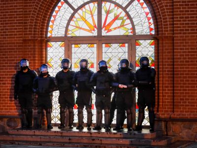 Блокирование ОМОНом Красного костела, Минск, 26.08.2020. Фото: Фото: Дмитрий Ловецкий / AP Блокирование ОМОНом Красного костела, Минск, 26.08.2020. Фото: Фото: Дмитрий Ловецкий / AP