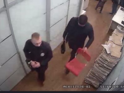 Силовики в московском офисе "Открытой России". Фото: Татьяна Усманова Силовики в московском офисе "Открытой России". Фото: Татьяна Усманова