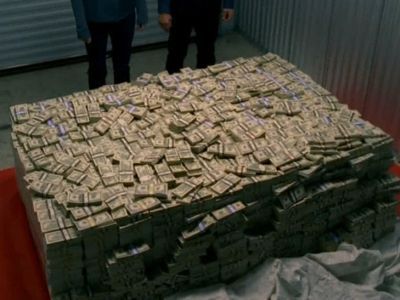 Доллары. Кадр из сериала "Во все тяжкие" Доллары. Кадр из сериала "Во все тяжкие"