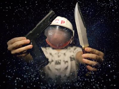 Космонавты и оружие. Иллюстрация: trendymen.ru Космонавты и оружие. Иллюстрация: trendymen.ru