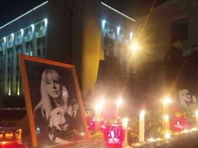 Стихийный мемориал на месте гибели Ирины Славиной в Нижнем Новгороде. Фото: theins.ru Стихийный мемориал на месте гибели Ирины Славиной в Нижнем Новгороде. Фото: theins.ru