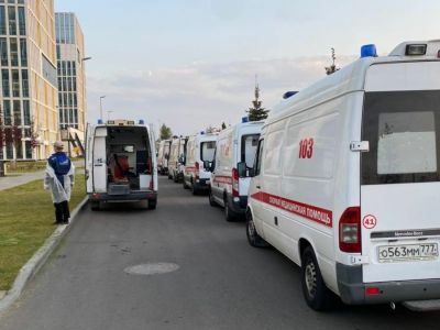 Машины скорой помощи у Коммунарки. Фото: WildWildMoscow Машины скорой помощи у Коммунарки. Фото: WildWildMoscow