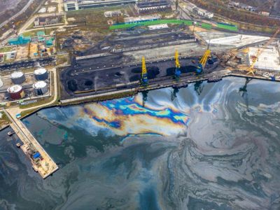 Разлив нефтепродуктов в акватории Находки. Фото: Nedebri Разлив нефтепродуктов в акватории Находки. Фото: Nedebri