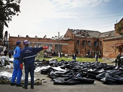 Сотрудники МЧС собирают тела погибших во дворе школы №1. 3 сентября 2004 года. Фото: AP Сотрудники МЧС собирают тела погибших во дворе школы №1. 3 сентября 2004 года. Фото: AP