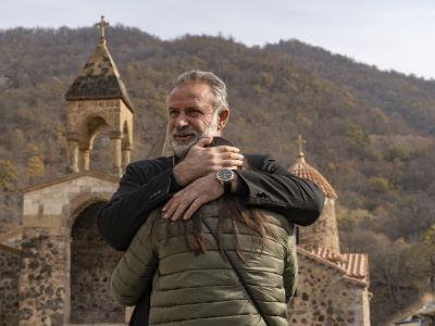 Настоятель монастыря, духовный пастор Карвачарского района иерей Ованнес Ованнисян с прихожанкой. Фото: Андрей Бородулин/Коммерсант Настоятель монастыря, духовный пастор Карвачарского района иерей Ованнес Ованнисян с прихожанкой. Фото: Андрей Бородулин/Коммерсант