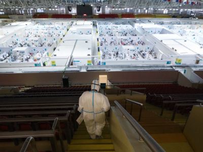 Резервный госпиталь для больных коронавирусом в ледовом дворце "Крылатское" в Москве. Фото: Андрей Никеричев / агентство "Москва" Резервный госпиталь для больных коронавирусом в ледовом дворце "Крылатское" в Москве. Фото: Андрей Никеричев / агентство "Москва"