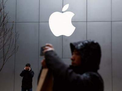 Люди используют свои телефоны возле магазина Apple в Пекине, Китай, 7 января 2019. Фото: Thomas Peter / Reuters Люди используют свои телефоны возле магазина Apple в Пекине, Китай, 7 января 2019. Фото: Thomas Peter / Reuters