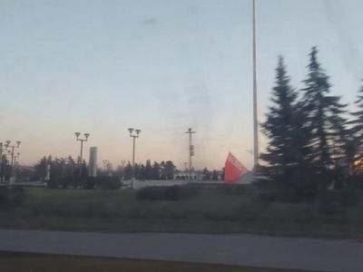 Рухнувший лукашенковский флаг в Минске, 9.12.2020. Фото: www.facebook.com/azgatter Рухнувший лукашенковский флаг в Минске, 9.12.2020. Фото: www.facebook.com/azgatter