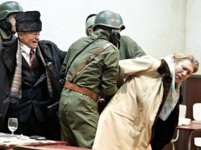 Николае и Елена Чаушеску после трибунала, 25.12.1989. Скрин видео: www.youtube.com/watch?v=QhK7Gk68y24 Николае и Елена Чаушеску после трибунала, 25.12.1989. Скрин видео: www.youtube.com/watch?v=QhK7Gk68y24