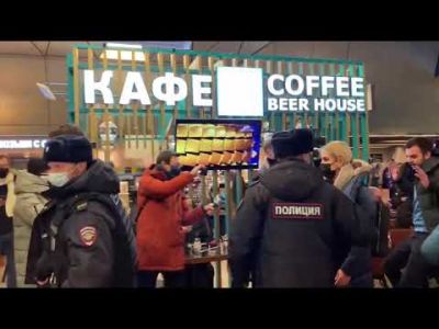 Задержание Соболь в аэропорту Внуково. Фото: YouTube Задержание Соболь в аэропорту Внуково. Фото: YouTube