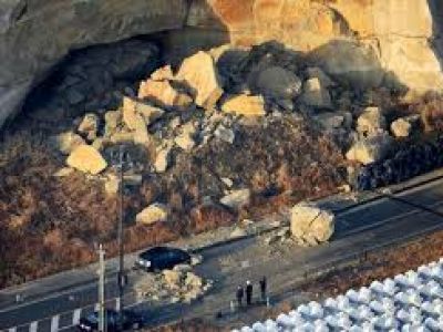 Дорожный оползень, вызванный землетрясением 13.02.21. Фото: Kyodo News Дорожный оползень, вызванный землетрясением 13.02.21. Фото: Kyodo News