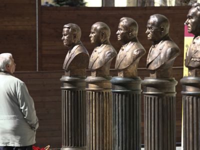 "Аллея правителей России". Фото: Ведомости / ТАСС "Аллея правителей России". Фото: Ведомости / ТАСС