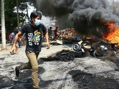 Бои на баррикадах в Янгоне (Мьянма), март. 2021. Фото: AP Бои на баррикадах в Янгоне (Мьянма), март. 2021. Фото: AP