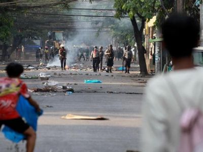 Мьянма: протестующие и войска. Фото: АР Мьянма: протестующие и войска. Фото: АР