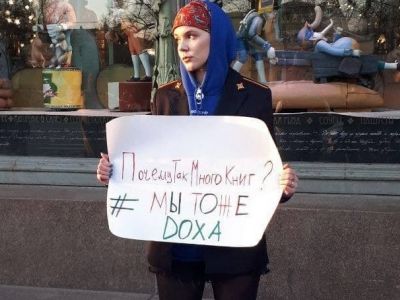 Одиночный пикет в Санкт-Петербурге в защиту редакции DOXA. Фото: t.me/ovdinfo Одиночный пикет в Санкт-Петербурге в защиту редакции DOXA. Фото: t.me/ovdinfo