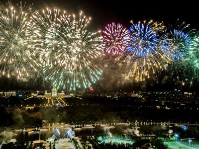 Праздничный салют в честь Дня Победы на Воробьевых горах в Москве в 2018 году. Фото: Антон Денисов / РИА Новости Праздничный салют в честь Дня Победы на Воробьевых горах в Москве в 2018 году. Фото: Антон Денисов / РИА Новости