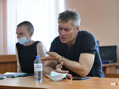 Евгений Ройзман и его адвокат Юлия Федотова в суде, 12.05.21. Фото: t.me/e1_news Евгений Ройзман и его адвокат Юлия Федотова в суде, 12.05.21. Фото: t.me/e1_news