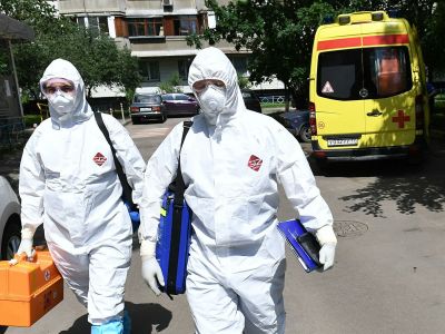 Фельдшеры скорой медицинской помощи подстанции № 34 в Москве во время выезда к пациенту с подозрением на коронавирус. Фото: Максим Блинов / РИА Новости Фельдшеры скорой медицинской помощи подстанции № 34 в Москве во время выезда к пациенту с подозрением на коронавирус. Фото: Максим Блинов / РИА Новости