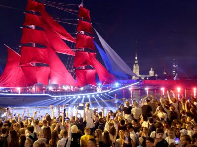 Бриг "Россия" во время праздника выпускников школ "Алые паруса", 26 июня 2021 года. Фото: Петр Ковалев/ТАСС Бриг "Россия" во время праздника выпускников школ "Алые паруса", 26 июня 2021 года. Фото: Петр Ковалев/ТАСС