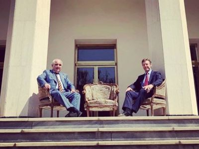 Послы РФ и Британии в Иране Леван Джагарян и Саймон Шерклифф в креслах Черчилля и Сталина в Тегеране. Фото: t.me/SerpomPo Послы РФ и Британии в Иране Леван Джагарян и Саймон Шерклифф в креслах Черчилля и Сталина в Тегеране. Фото: t.me/SerpomPo