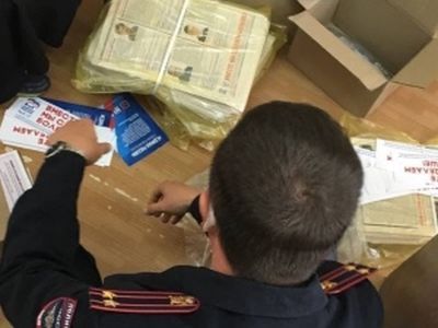 Изъятие агитматериалов. Фото: Сергей Горчаков, Каспаров.Ru Изъятие агитматериалов. Фото: Сергей Горчаков, Каспаров.Ru