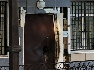 Вход в отдел полиции в городе Лиски под Воронежем после нападения. Фото: пресс-служба МВД Вход в отдел полиции в городе Лиски под Воронежем после нападения. Фото: пресс-служба МВД