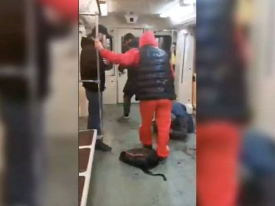 Драка в вагоне московского метро. Скрин: t.me/stormdaily Драка в вагоне московского метро. Скрин: t.me/stormdaily