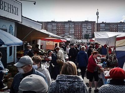 Ажиотаж на рынке. Фото: Александр Воронин, Каспаров.Ru Ажиотаж на рынке. Фото: Александр Воронин, Каспаров.Ru
