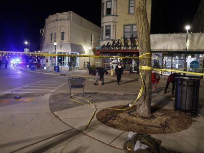 Центр города Уокеша, штат Висконсин, после того, как автомобиль врезался в рождественский парад, 21 ноября 2021 года. Фото: Jeffrey Phelps /AP Photo Центр города Уокеша, штат Висконсин, после того, как автомобиль врезался в рождественский парад, 21 ноября 2021 года. Фото: Jeffrey Phelps /AP Photo