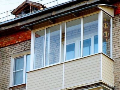 Остекленный балкон. Фото: www.domofond.ru Остекленный балкон. Фото: www.domofond.ru