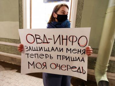 Петербургская активистка стоит в пикете в поддержку "ОВД-Инфо". Фото: ЗАКС.Ру Петербургская активистка стоит в пикете в поддержку "ОВД-Инфо". Фото: ЗАКС.Ру