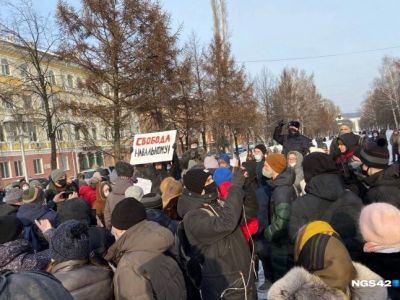 Митинг в центре Кемерово в поддержку Алексея Навального. Фото: Карина Миллер / NGS42.RU Митинг в центре Кемерово в поддержку Алексея Навального. Фото: Карина Миллер / NGS42.RU