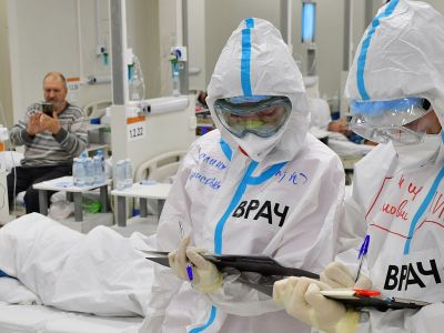 Медицинские работники в резервном госпитале для лечения больных коронавирусом в АТЦ "Москва". Фото: Алексей Майшев / РИА Новости Медицинские работники в резервном госпитале для лечения больных коронавирусом в АТЦ "Москва". Фото: Алексей Майшев / РИА Новости